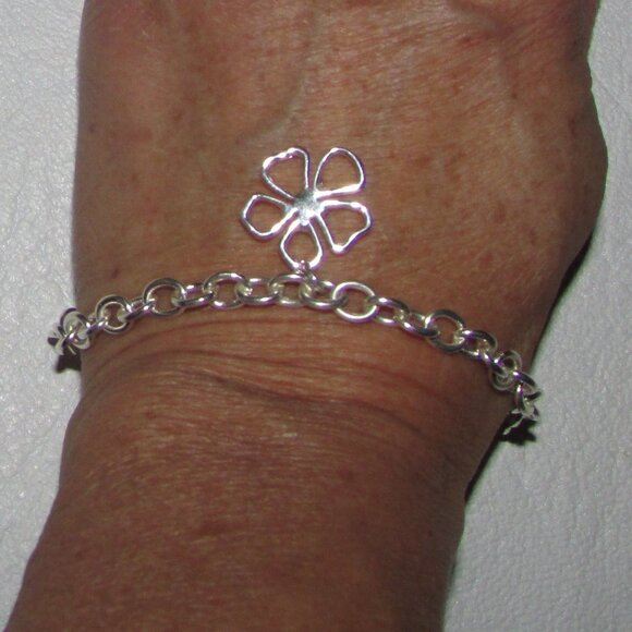 Silver Link Bracelet with Flower Charm - NEW - Picture 4 of 6